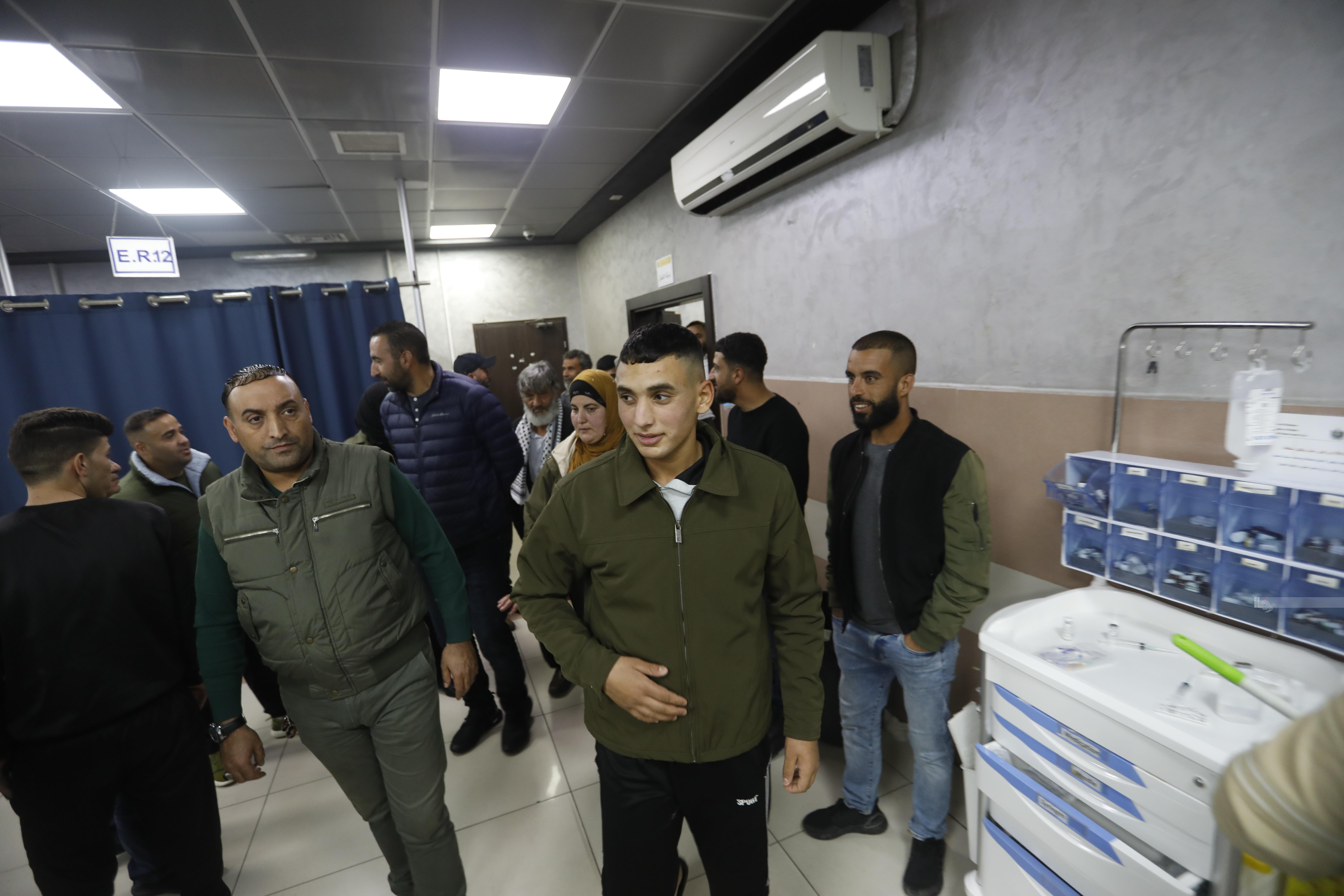 الجريح الزبن لحظة وصوله مجمع فلسطين الطبي. (تصوير حمزة شلش/وفا)